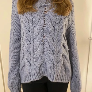 Stickad tröja nakd - Gosigaste tröjan från NA-KD!! Superbra skick och såå fin till en sommarkväll🥰🥰🥰