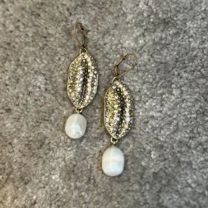 Giambattista Valli/HM örhängen  - ❗️Intressekoll❗️ på dessa super coola örhängen.🤩 Köpte dessa på HM, då HM och Giambattista Valli hade gjort ett samarbete. Säljer för 500kr, men pris kan diskuteras😊💘