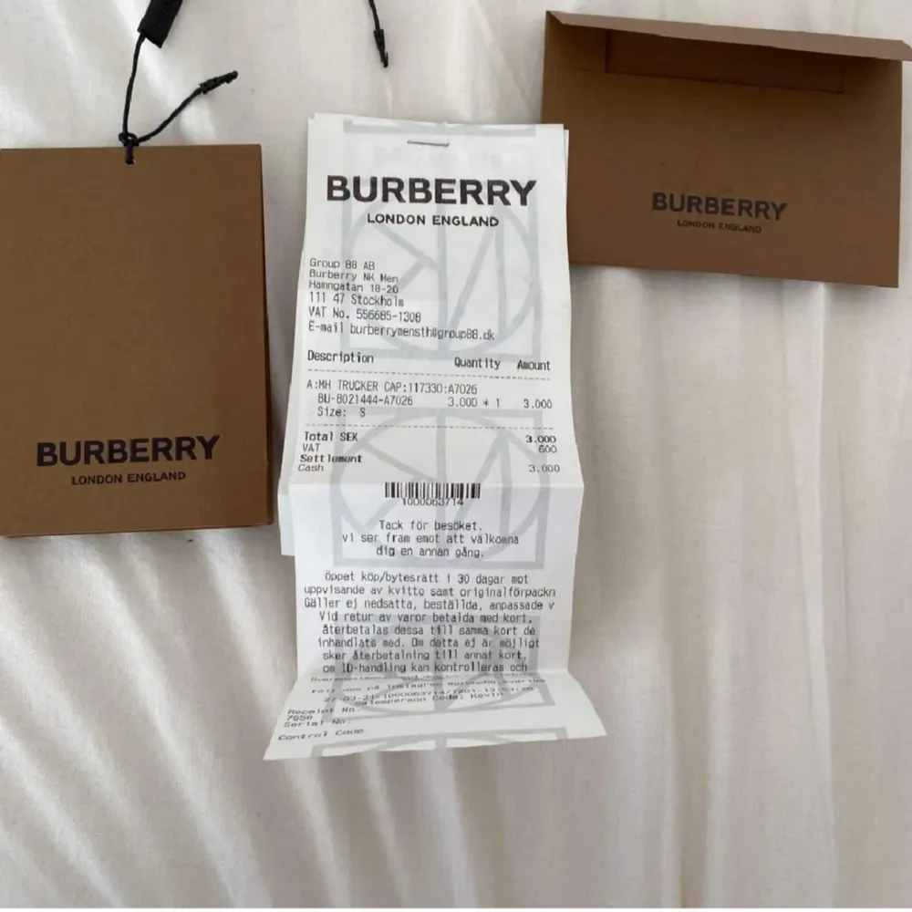 Jätte snygg Burberry keps och perfekt nu för sommaren kommer med boxen och tagen. Accessoarer.