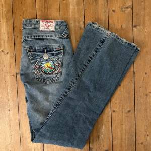 Jävligt snygga true religion jeans  Helt nya oanvända  Innerbenslängd 85 cm Midjemått rakt över 40cm Bootcut/flare 