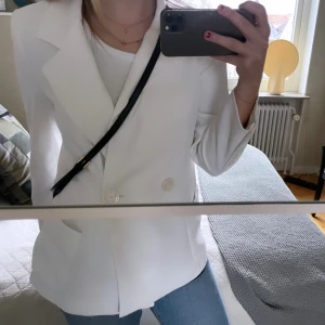 Vit kavaj - Snygg vit kavaj som är perfekt nu till  vår/sommar! Använd ca 1 gång och är som ny.❤️👍🏽