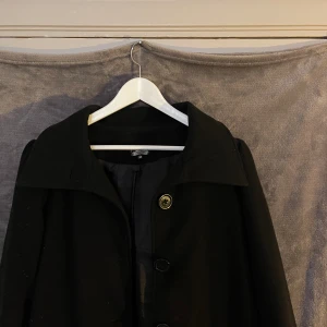 Vårkappa - Superfin vårkappa som inte riktigt är min stil längre. Bra skick! Har fickor och knappar. Storlek M och lite oversize.