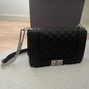 Handväska  - Använd skonsamt, tappat lite färg på "låset" men utöver det inga slitage 