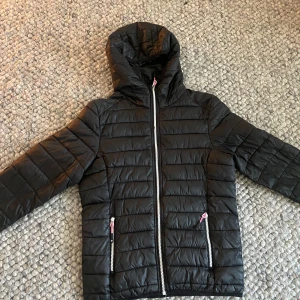 Vår jacka! - Säljer min fina vårjacka på grund av att den tyvärr har blivit för liten för mig💕 Super snygg och skön nu för vår!! 