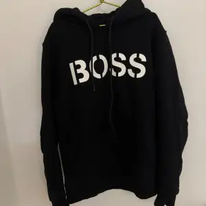 Boss hoodie köpt från Zalando, den är i nyskick. Först till kvarn hör av er vid funderingar!