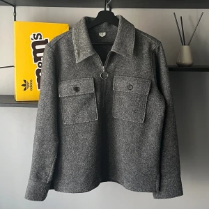 Grå tröja, ARKET - Tröjan är använd ett fåtal gånger och är i nyskick. Jag är ca 183cm lång och väger ca 63kg och den passar mig bra.  Meddela vid frågor eller fler bilder !