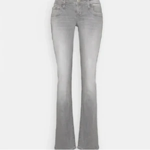 Ltb jeans - Ltb jeans i modellen valerie. Köpta på plick men säljer då de e för stora. I jättebra skick. Osäker på storlek då hon jag köpte av klippte bort lappen. Hon sa att dem var i 27/32 men upplever dem större. Skriv privat för mått. Pris kan diskuteras!!