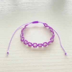 Armband Lydia   ( styck pris ) -    Handgjord av oss . Finns också i ,💛💗🤎💜🧡  Går att designa ett eget armband också . Nytt armband görs vid varje köp!)