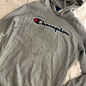 Champion hoodie  - Champion hoodie i fint använt skick, storlek 164