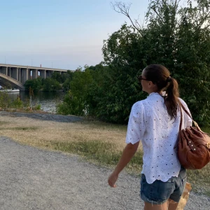 Vit blus/topp lindex - Vit broderie anglaise topp från Holly & White, Lindex. Använd en gång! Så fin till sommaren eller under en stickad tröja! Köpt för 500! Pris kan diskuteras!