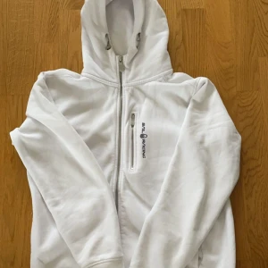 Vit sail racing hoodie - Riktigt fräsch Sail Racing hoodie Skick 9/10 Pris kan alltid diskuteras vid snabb affär