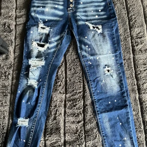 Blå jeans  - Aldrig använda , storlek 30. 