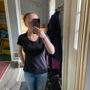 Trängiströja - En fin träninströja i storlek M, den har väldigt tunt matrial.   Kan fixa fler bilder