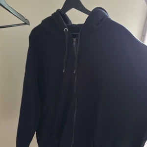 Svart zip hoodie  - Svart zip hoodie i storlek L. Sparsamt använd, i bra skick.