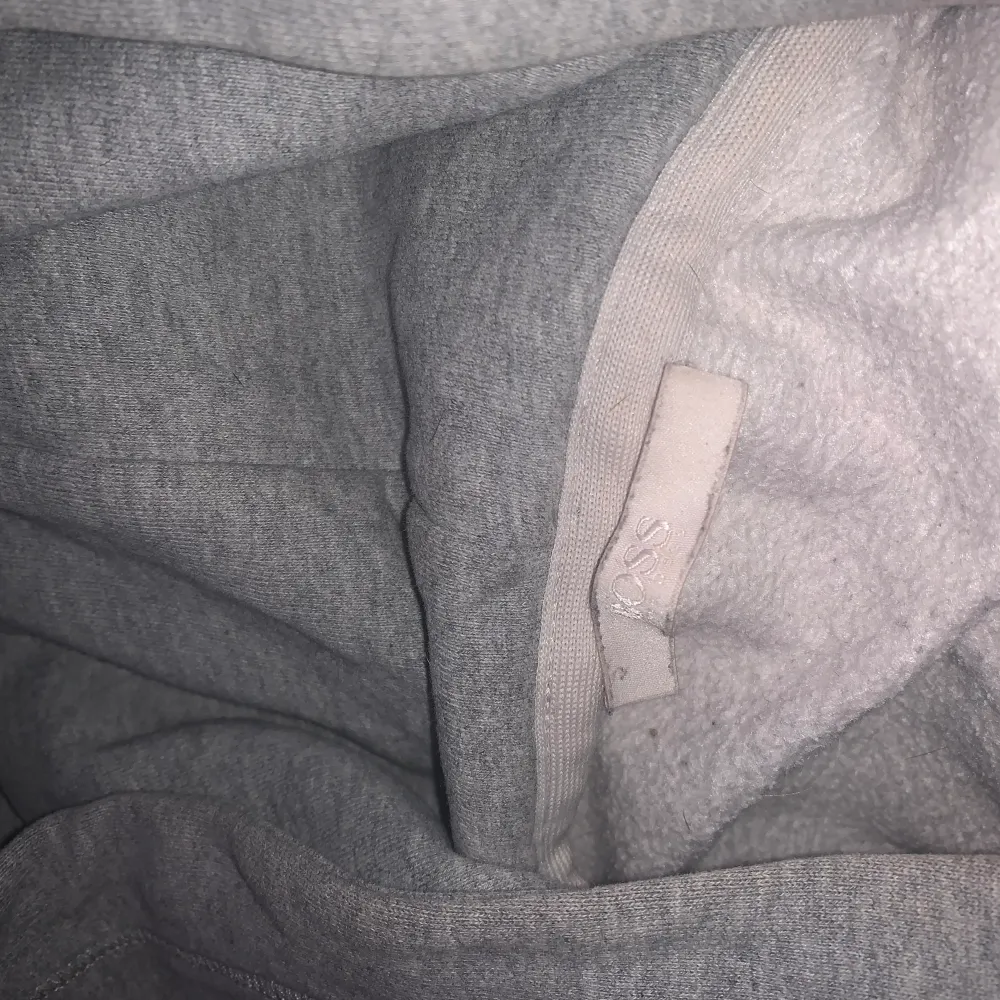 Säljer denna då den inte används jätte fint skick och värkligen jätte skön jag brukar knyta upp den så den sitter finare men den är fin hur som hälst🩷 nypris:1800. Hoodies.