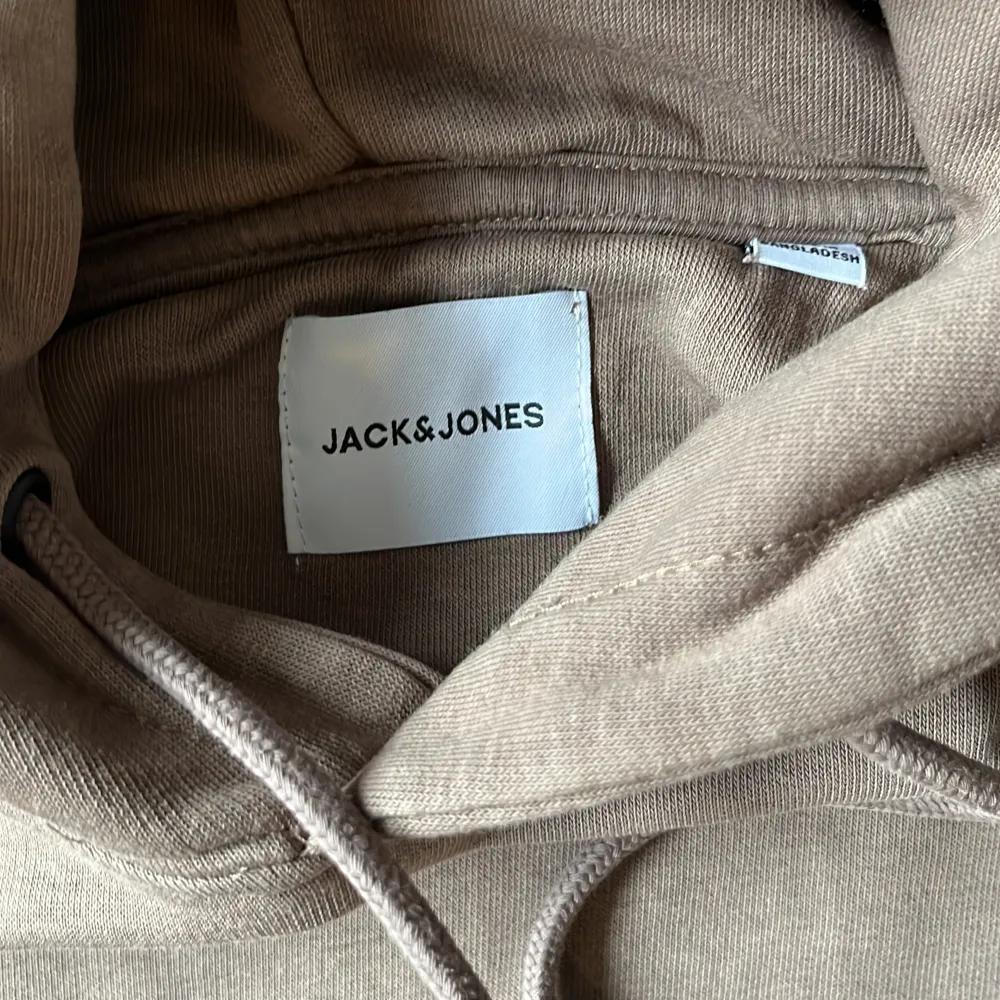 Hej säljer min jack&jones hoodie pga den är för liten skick 9/10 stl xs. Hoodies.