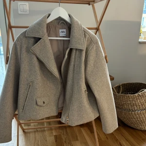 Kappa zara - Fin kappa från zara, använd ett par gånger. Fint skick. Storlek L men mer som en S-M.