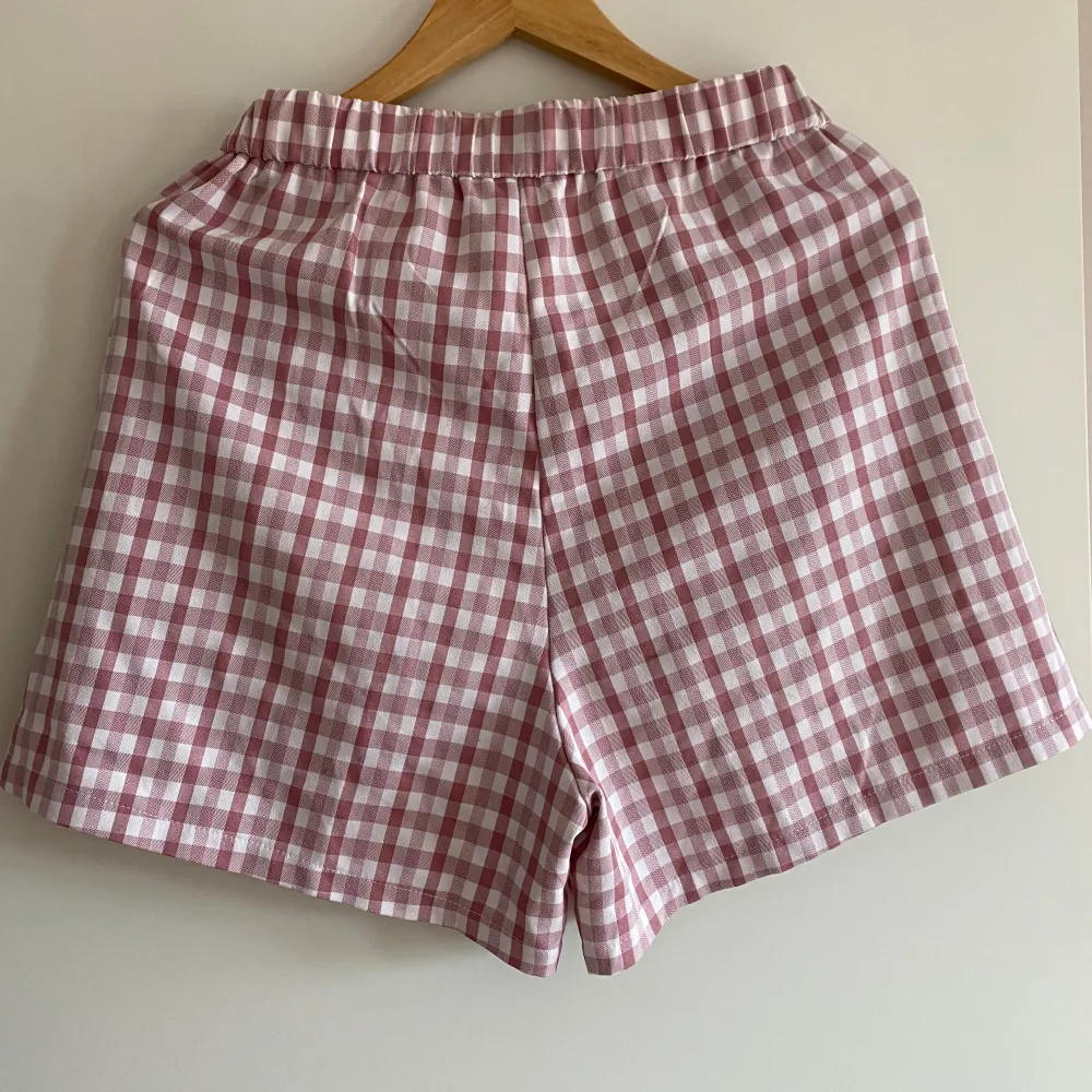 Jättefina trendiga rutiga shorts perfekta till sommaren. Pytteliten defekt som syns på bild tre. Köpare står för frakten✨. Shorts.