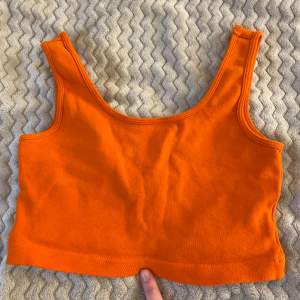 Super fint oranget kort linne ifrån ginatricot i storlek XS, använd få gånger och är i gott skick. Säljer på grund av att den ej kommer till användning, osäker på ursprungspriset då den är köpt för flera år sedan.