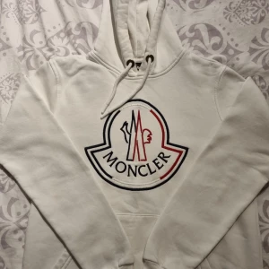 Vit moncler tröja  - Säljer min vita moncler tröja. Helt ny har endast används 2 ggr. Storleken på den är S. Pris kan diskuteras. 