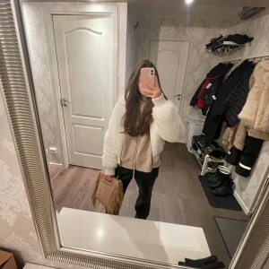 Snygg vit pälsjacka - Jätte snygg pälsjacka