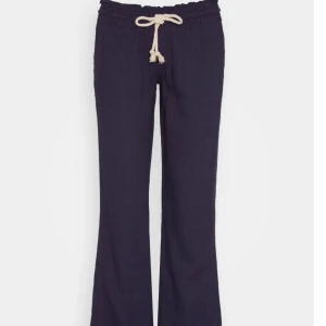 Roxy linnebyxor - Säljer ett par helt nya(ligger fortfarande i förpackningen) Roxy linnebyxor då jag råkade beställa hem två par. De är i storlek M men passar perfekt för någon med strl S om man vill att de ska sitta lite lösare🌷