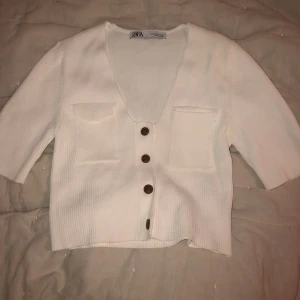 Vit topp ZARA - Bra skick inte använd bara testad! Medium ZARA topp! 10 kr frakt! 