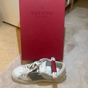 Valentino skor - Snygga valentino skor som inte kommer till använding. Användt fåtal gånger. Det ingår skolåda och nya snören. Skriv privat för fler bilder💓