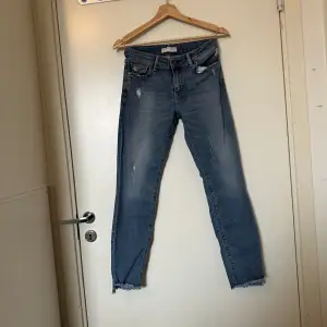 Säljer ett par otroligt vackra Odd Molly jeans i storlek W26 motsvarar ungefär en storlek XS/S. Mycket fint skick, jag hittar inga synliga anmärkningar eller inga defekter. 