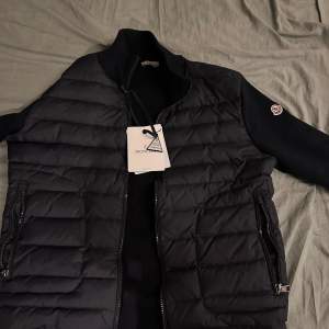 Säljer min feta moncler cardigan  Storlek L 10/10 skick!! Hör av er med minsta lilla fråga. NFC Scan 🔥🔥🔥