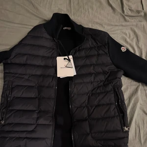 Moncler cardigan  - Säljer min äkta feta moncler cardigan  Storlek L 10/10 skick!! Hör av er med minsta lilla fråga. NFC Scan 🔥🔥🔥
