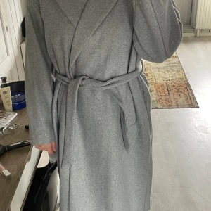 Kappa från vero Moda  - Grå kappa från vero Moda , använd ett fåtal gånger, den är som ny 
