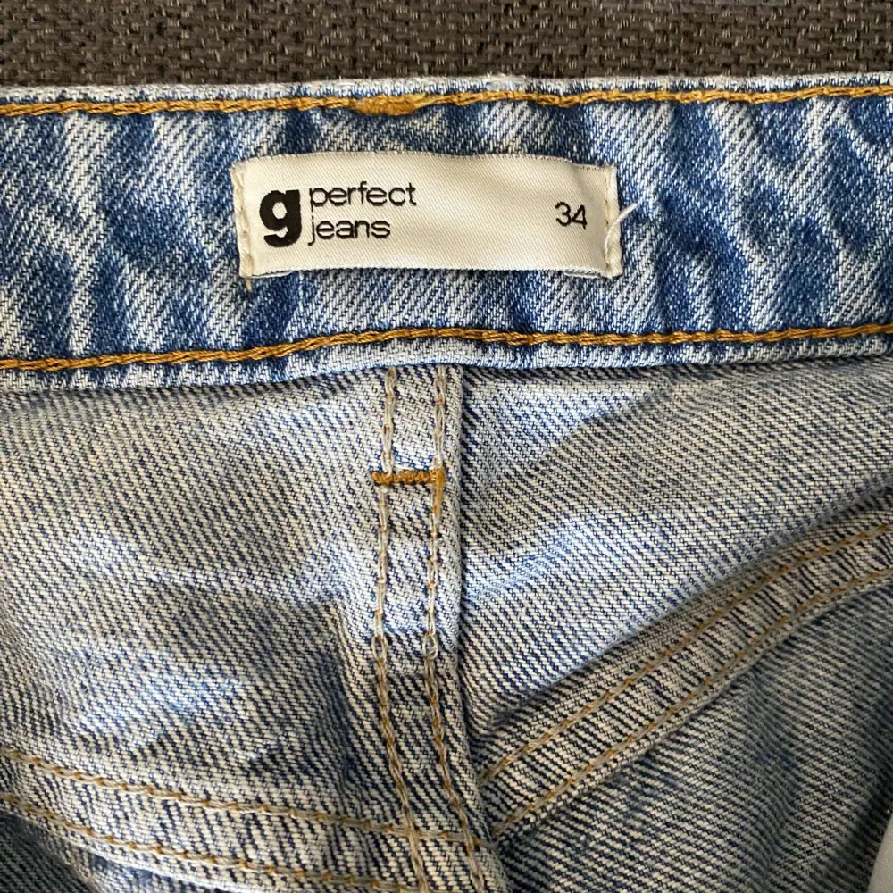 High waist jeans från Gina Tricot i fint skick dock så är de upprepade längst ner som ni ser på bilden. Jeans & Byxor.