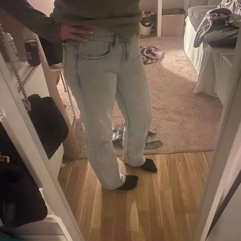 Low waist jeans från Gina tricot🫶🏻 Sparsamt använda.. Jeans & Byxor.