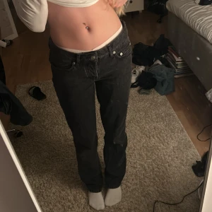 Svarta jeans - Jeans från lager 157 som är lite ”baggy” säljer pga jag inte får användning till dom. Storlek XS i modell ”icon” använda fåtal gånger, köpta för 400 säljer för 200 😊