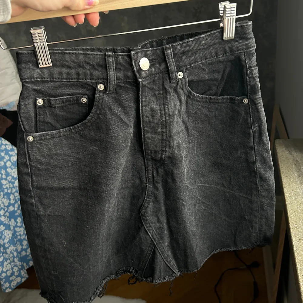 Jättesnygg jeanskjol som blivit för liten för mig :( använd några gånger. Kjolar.