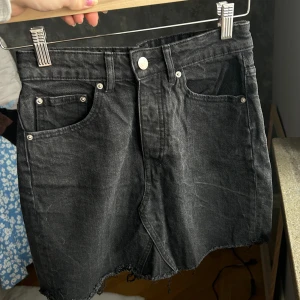 Jeanskjol - Jättesnygg jeanskjol som blivit för liten för mig :( använd några gånger