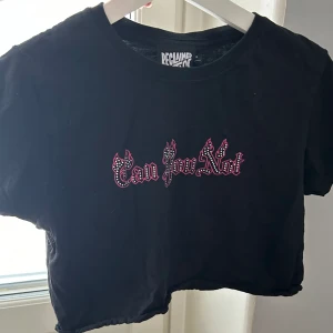 Crop top - Jättefin topp som är använd ett par gånger, strass i bokstäverna, supercool 🤩