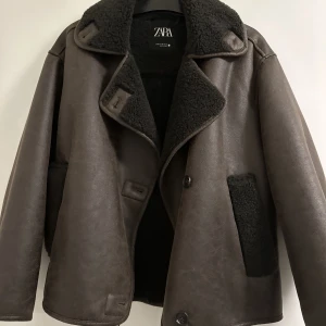 Jacka med teddyfoder ZARA - Slutsåld jacka på ZARAS hemsida. Använd endast ett fåtal gånger. Jackan säljes i bra skick.  Oversized modell.  Köp för 1195kr 