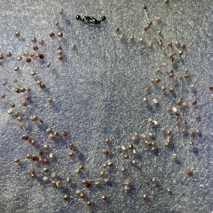 Halsband  - Vackert skirt halsband med ljuslila pärlor, passar bra till festklänning.  Aldrig använt, bara legat i förp, köpt i bröllopsaffär. 