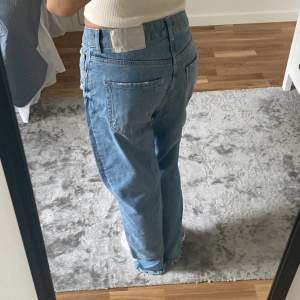 Säljer dessa jeans från Zara som är perfekta för sommaren! Använder inte dem så ofta så lika bra att sälja dem istället. Priset kan diskuteras😊
