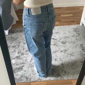 Ljusblå jeans  - Säljer dessa jeans från Zara som är perfekta för sommaren! Använder inte dem så ofta så lika bra att sälja dem istället. Priset kan diskuteras😊
