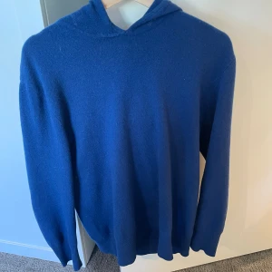 Stickad Hoodie  - Säljer denna stickade hoodie då den var för liten för mig! Fint skick och riktigt skön! Kom DM vid frågor