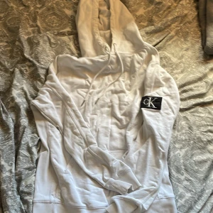Calvin Klein jeans hoddie  - Otroligt fin, knappast använd har legat i garderoben i 1 år. Är storlek M och är helt fläck och hålfri. Kom med bud😁👍🏻