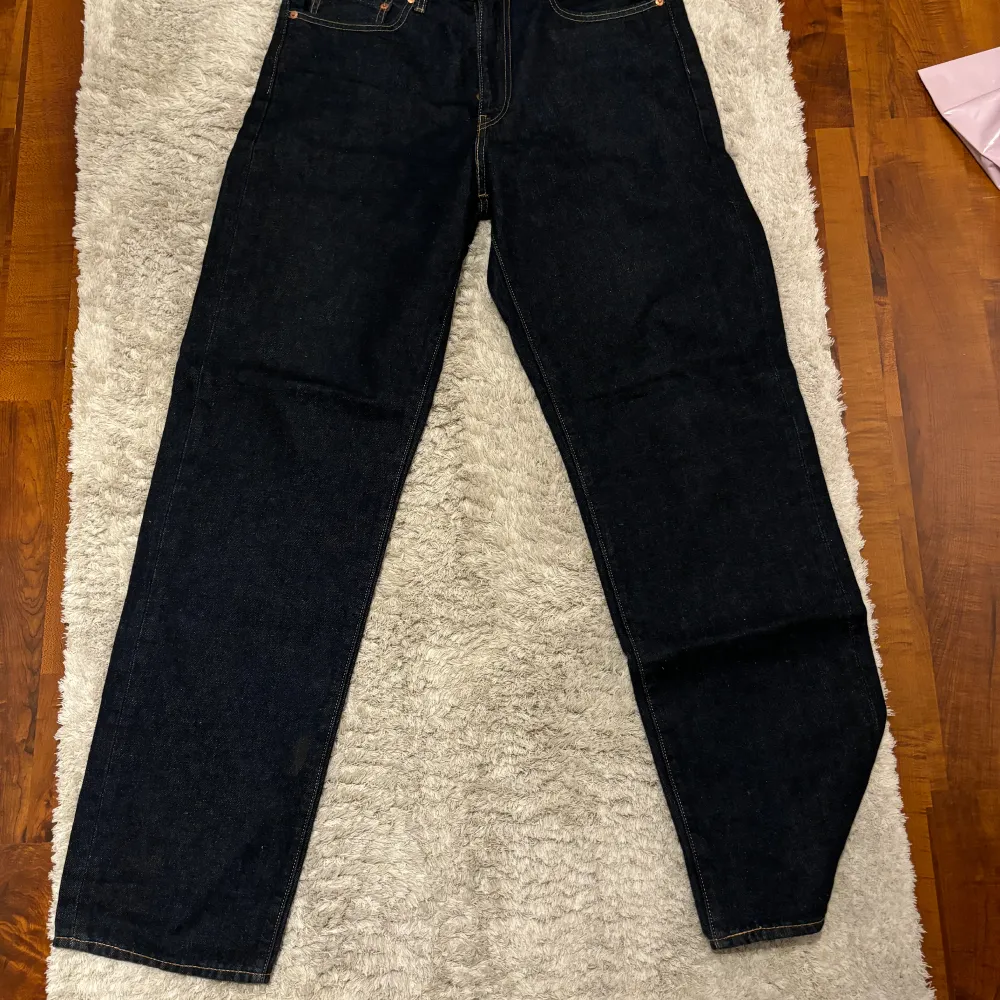 Säljer mina gamla baggy Levis jeans som är svinfeta och kostar 1200 egentligen. Priset kan diskuteras . Jeans & Byxor.