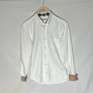 Burberry skjorta - Säljer nu min burberry skjorta då den blivit föliten. Använd ett fåtal gånger 9/10 skick. Stolen xs men passar även 170 och S. Original pris 5600 mitt pris 1000 vid snabb affär kan priset diskuteras 