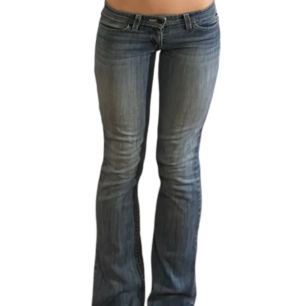 Lågmidjade raka jeans, vintage från levi’s, bra skick, passar både S och XS 💞innerbenslängd 76, längd 97, midja 37cm nypris ca 1000// äkta, köpta i USA // Skriv till mig om du har frågor💖. Jeans & Byxor.