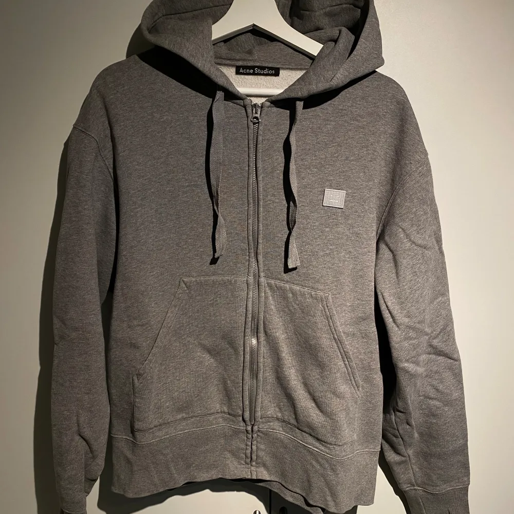 Hej, säljer en oanvänd zip Hoodie från Acne Studios Face kollektion. Utmärkt skick, ny. Nypris runt 3000kr. Storlek M och True To Size. Perfekt i vardagen, grym kvalite. Pris kan diskuteras. Hör av dig vid intresse! . Hoodies.