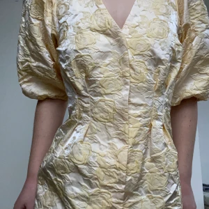 Gina tricot klänning - Aldrig använd Som ny