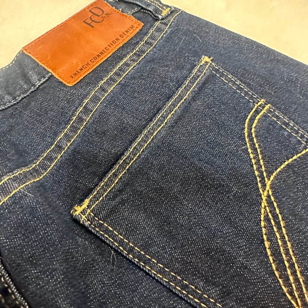 Säljer ett par helt nya Lågmidjade jeans från märket french Connection✨De har en låg midja och är utsvängda nertill De är i storlek 38 enligt etiketten, midjemåttet är 39cm och innerbenslängden är 85/86 cm🥰 Det är bara att skriva vid frågor!. Jeans & Byxor.